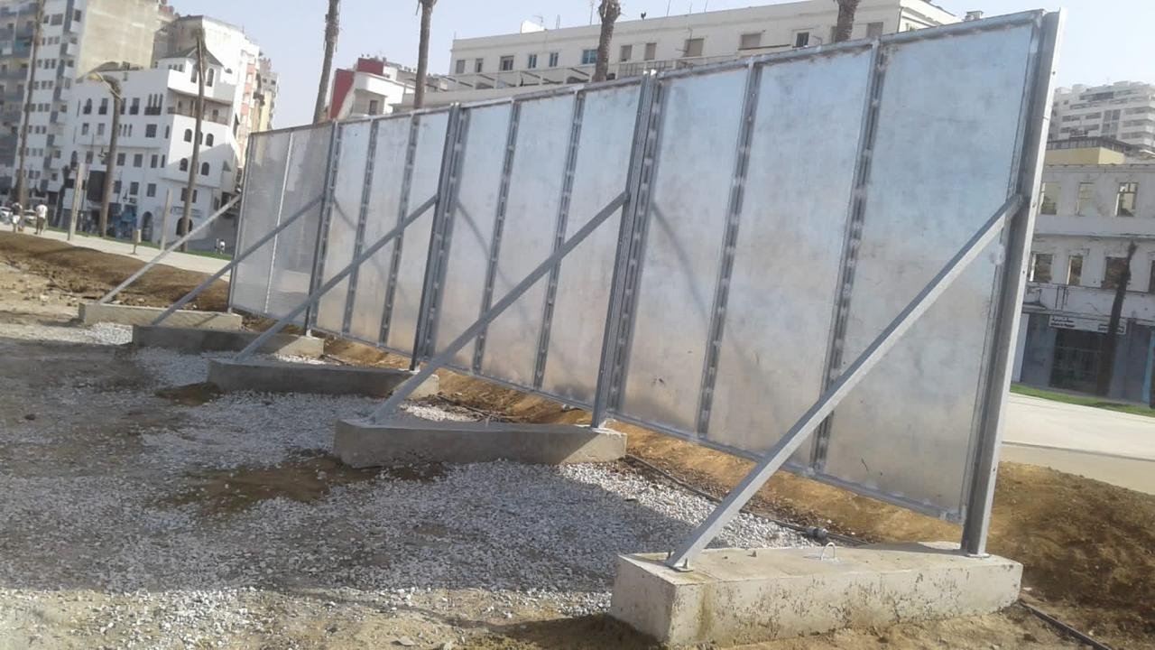 Structure métallique palissade chantier avec fixation béton