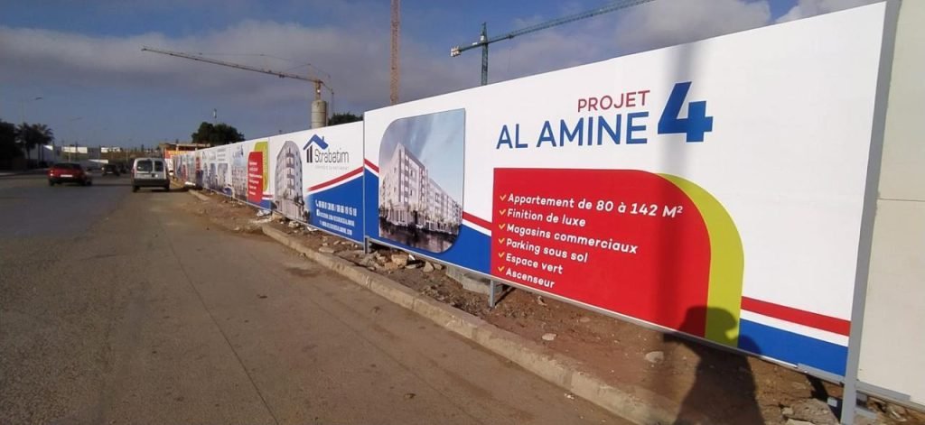 Palissade chantier avec panneaux publicitaires Maroc