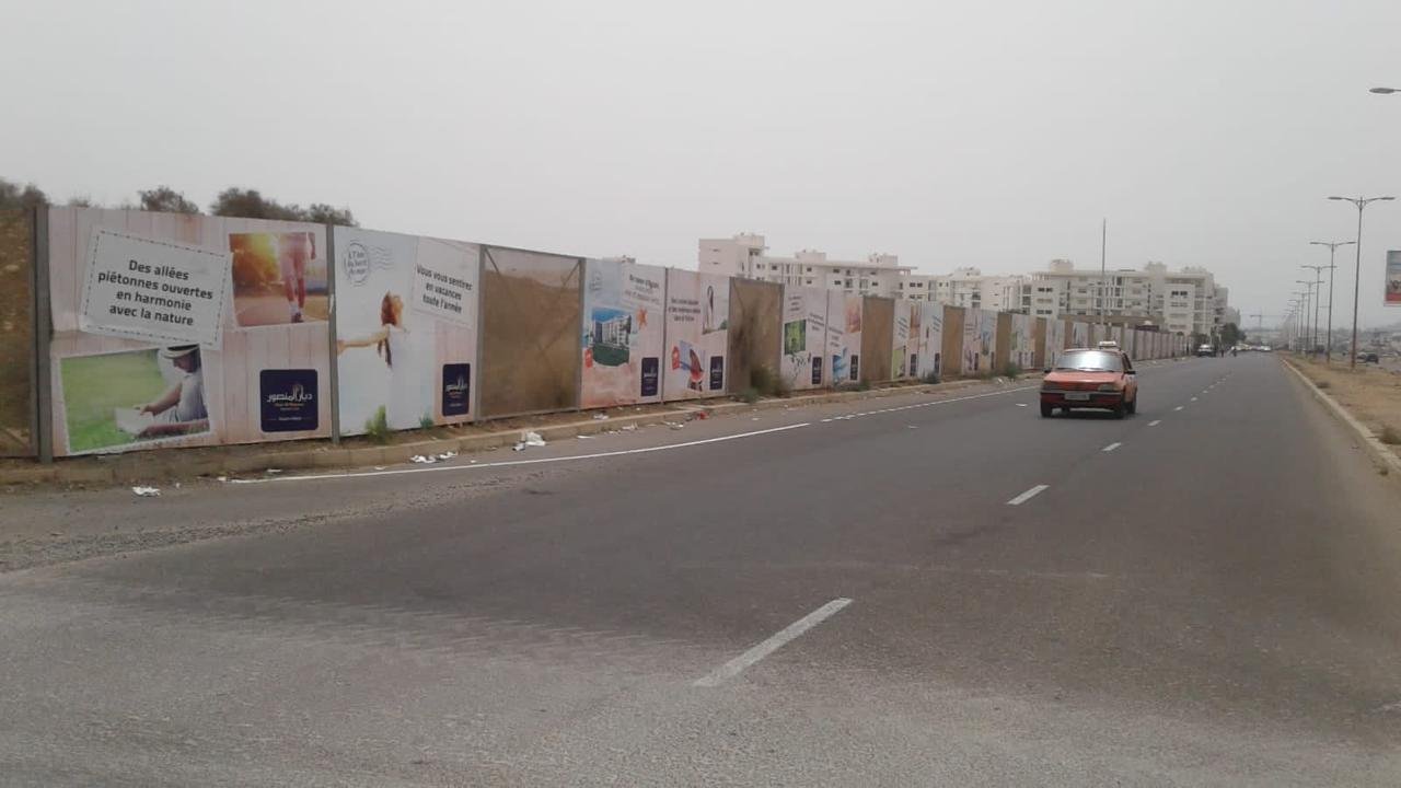 Panneaux publicitaires chantier sur route au Maroc