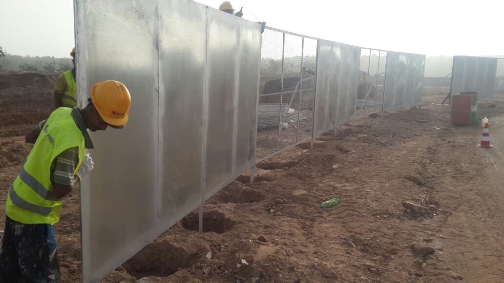 Pose palissade chantier Maroc équipe terrain